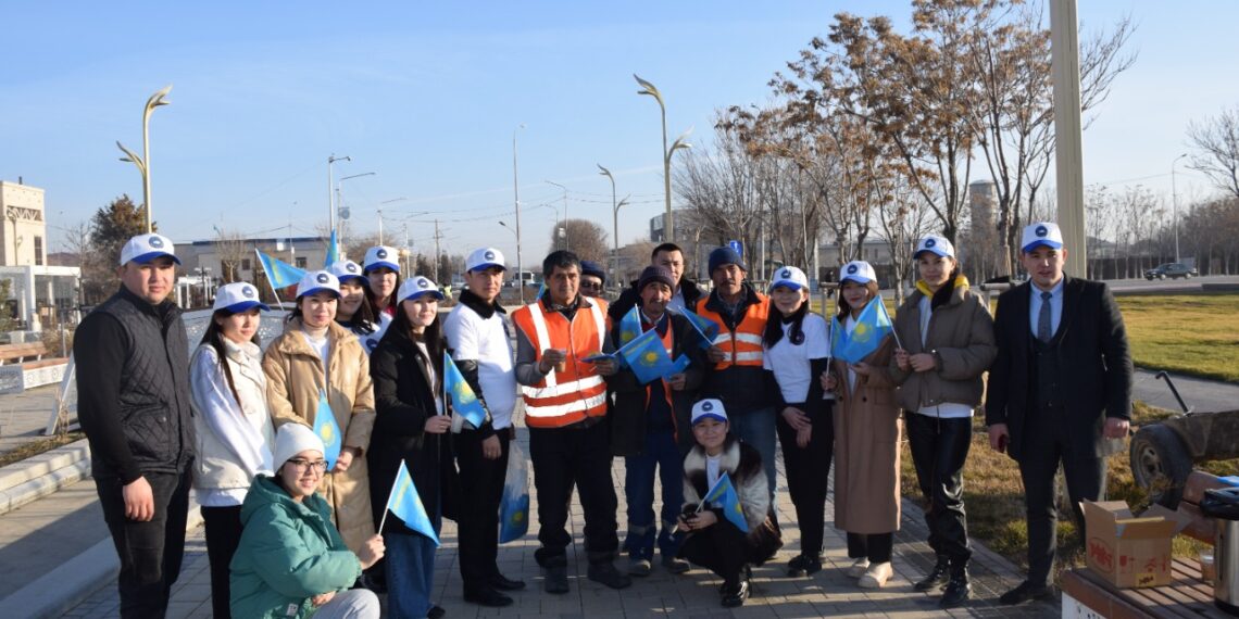 Еріктілер тазалық қызметкерлеріне алғыстарын айтып, тәтті тағамдар үлестірді