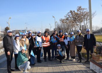 Еріктілер тазалық қызметкерлеріне алғыстарын айтып, тәтті тағамдар үлестірді