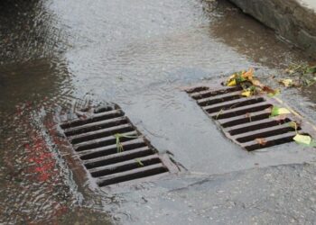 Төлебилік тұрғындар кәріз жүйесінің жағымсыз иісіне тұншығып отыр