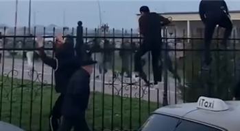 Қоршаудан секіріп, кезекке таласқан: Шымкент Автоцонындағы жағдай