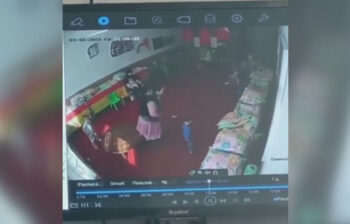 Бүлдіршіндерге қол жұмсаған тәрбиеші жұмыстан қуылды