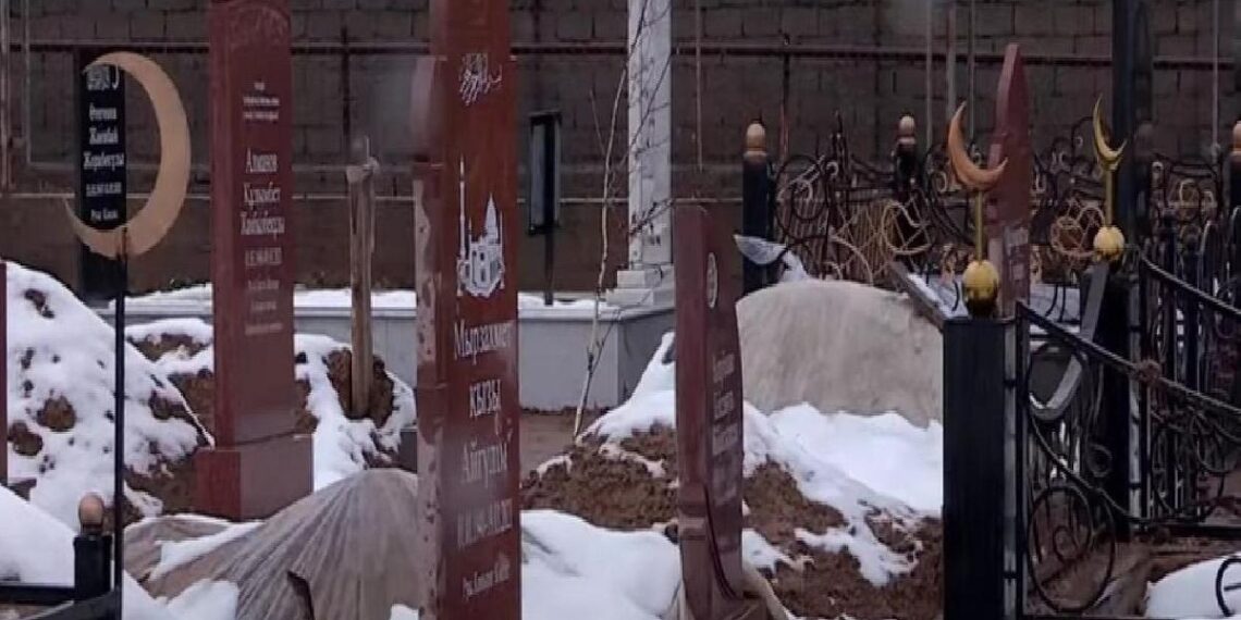 Шымкенттегі мазарда бейіттер ойылып түсіп жатыр