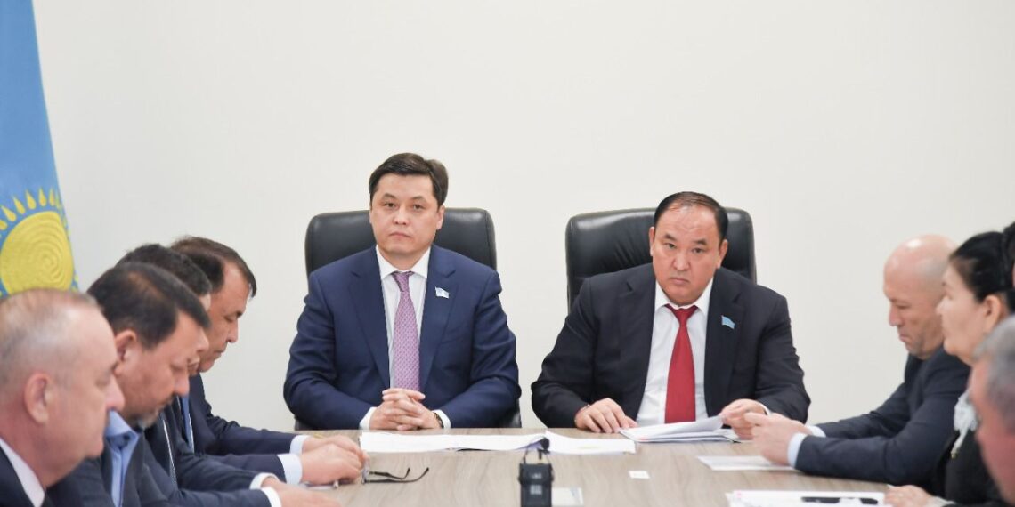 Фракцияда апатты мектептер мен заңсыз карьерлер жайы қаралды