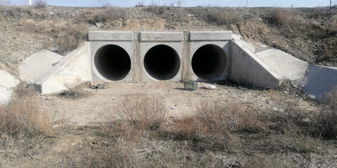 Көпірлер мeн құбырлар күл-қокыстан тазартылуда