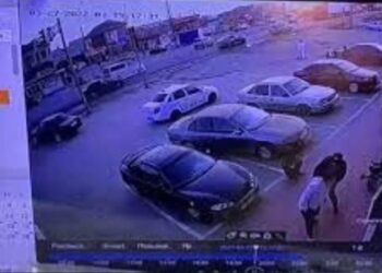 Шымкенттегі қанды оқиға: тал-түсте күйеуі әйелінің көңілдесін өлтіріп кетті