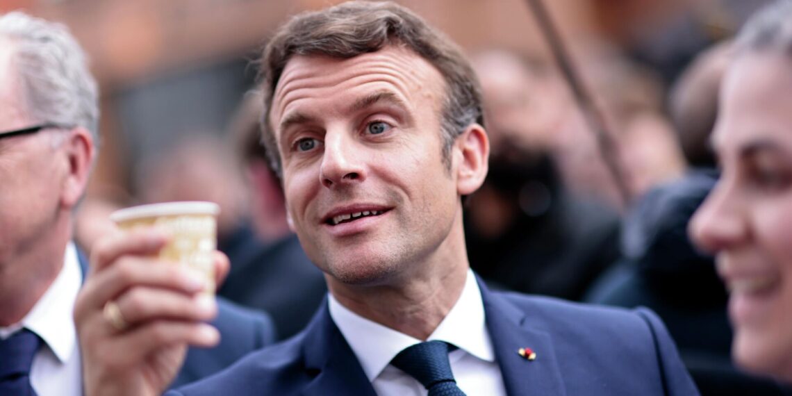 Макрон көш бастап тұр