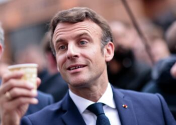 Макрон көш бастап тұр