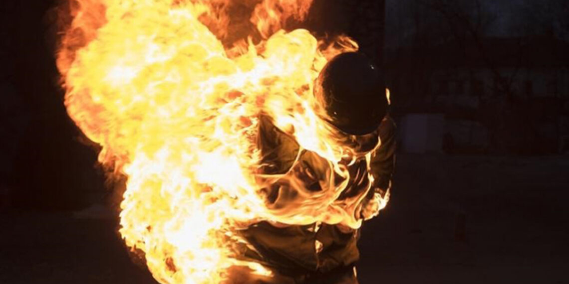 Зейнеткерді тірідей өртеп жіберді