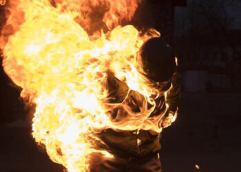 Зейнеткерді тірідей өртеп жіберді