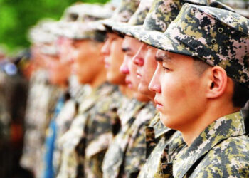 Шымкентте жігітті әскерге күшпен «алып кеткен» полицейлердің видеосы тарады