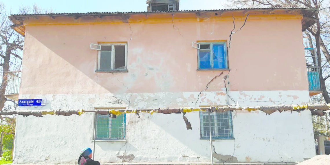 Кентаулық тұрғындар апатты үйде тұрып жатыр