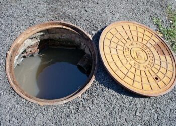 Кәріз суы өзенге құйылып жатыр