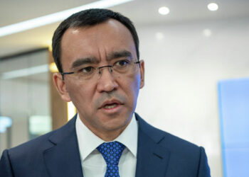 Әшімбаев Конституцияны «черновикке» айналдырдыңдар деп сынағандарға жауап берді