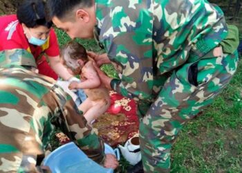 Дәретхана шұңқырына құлап кеткен баланы құтқарды