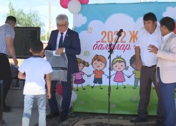 Сауран ауданында мерекеге орай балаларға керекті заттар таратылды