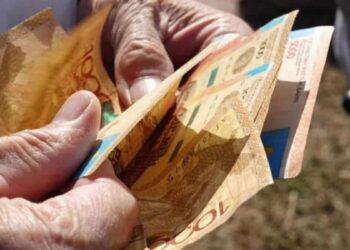 Банк қызметкері зейнеткердің 6 миллион теңгесін ұрлаған