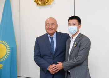 Өмірзақ Шөкеев бейбіт күннің батырларын марапаттады