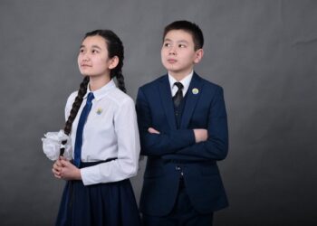 Алматыда мектеп формасы қою көк түсті болады