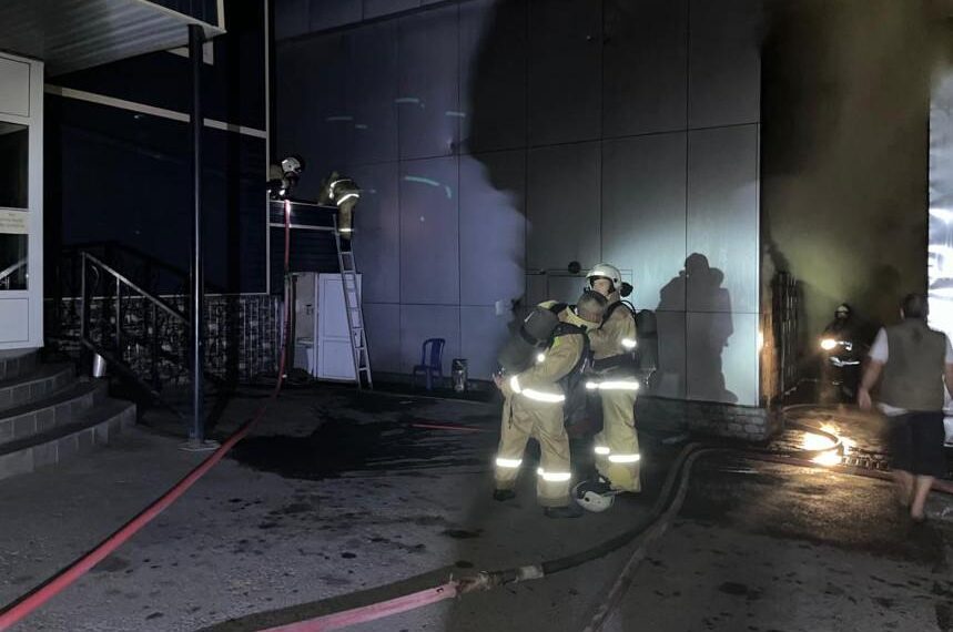 Алматыда азық-түлік қоймасы өртенді.