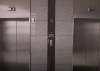 Ғимаратқа кірмек болған ер адамды жеделсаты қысып қалды