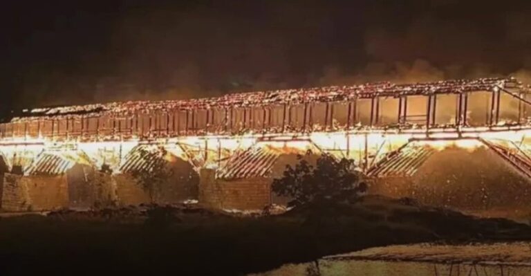 Қытайда ғасырға жуық тарихы бар көпір өртеніп кетті