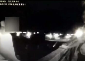 Полицейлер көпірден секірмек болған ер адамды құтқарды