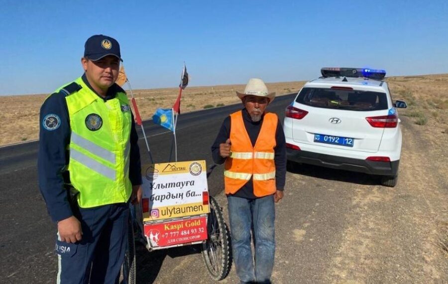 Ұлытаулық 72 жастағы саяхатшы Маңғыстау өңіріне жаяу жетті