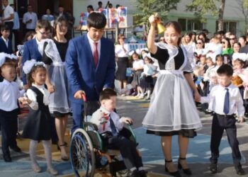 Ақтауда бір мектепте сегіз жұп егіз бірінші сыныпқа барды