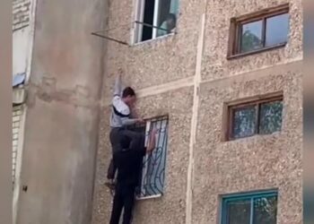 Шымкентте ашық тұрған терезеден сәбиді құтқарған жігіттердің әрекеті көпшілікті сүйсінтті