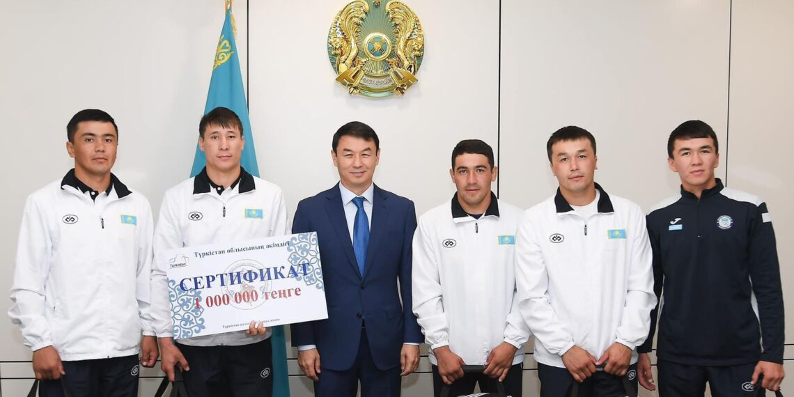 Дархан Сатыбалды көшпенділер ойындарының жеңімпаздарын марапаттады