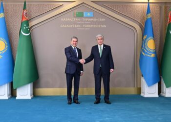 ПРЕЗИДЕНТ ҚАСЫМ-ЖОМАРТ ТОҚАЕВ ТҮРІКМЕНСТАН ХАЛК МАСЛАХАТЫНЫҢ ТӨРАҒАСЫ ГУРБАНГУЛЫ БЕРДІМҰХАМЕДОВПЕН БЕЙРЕСМИ КЕЗДЕСУ ӨТКІЗДІ