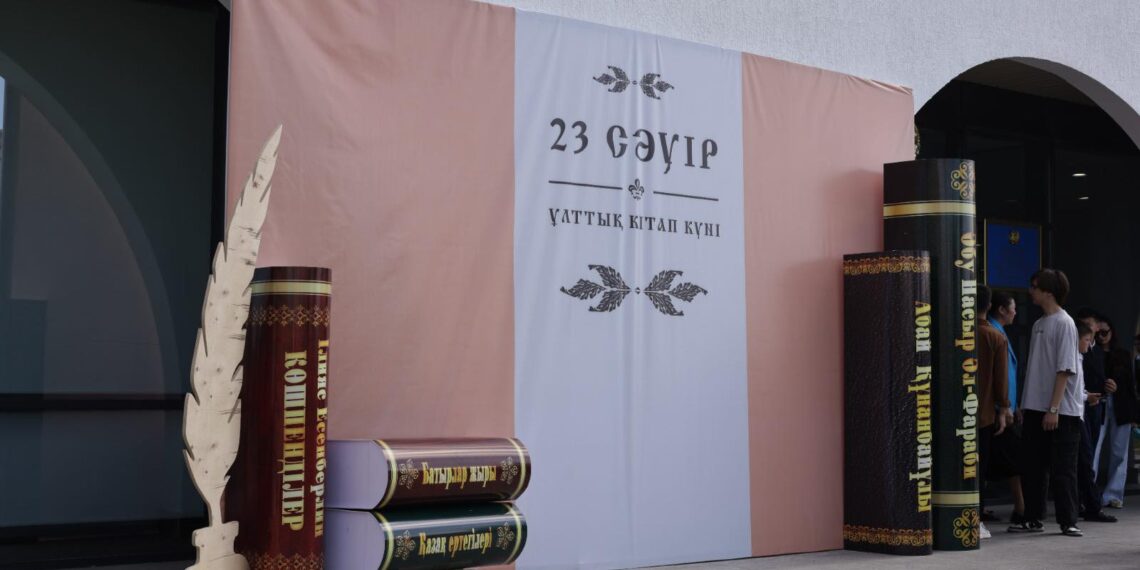 ТҮРКІСТАНДА ҰЛТТЫҚ КІТАП КҮНІНІҢ ҚҰРМЕТІНЕ АУҚЫМДЫ МӘДЕНИ ІС-ШАРА ӨТТІ