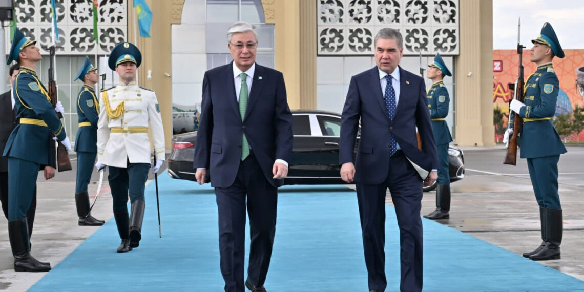 Қ.Тоқаев Гурбангулы Бердімұхамедовті Түркістан әуежайынан шығарып салды