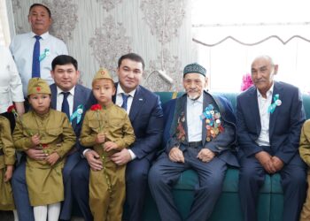 НҰРАЛХАН КӨШЕРОВ ҰОС АРДАГЕРІНІҢ ОТБАСЫНА АРНАЙЫ БАРЫП ҚҰТТЫҚТАДЫ