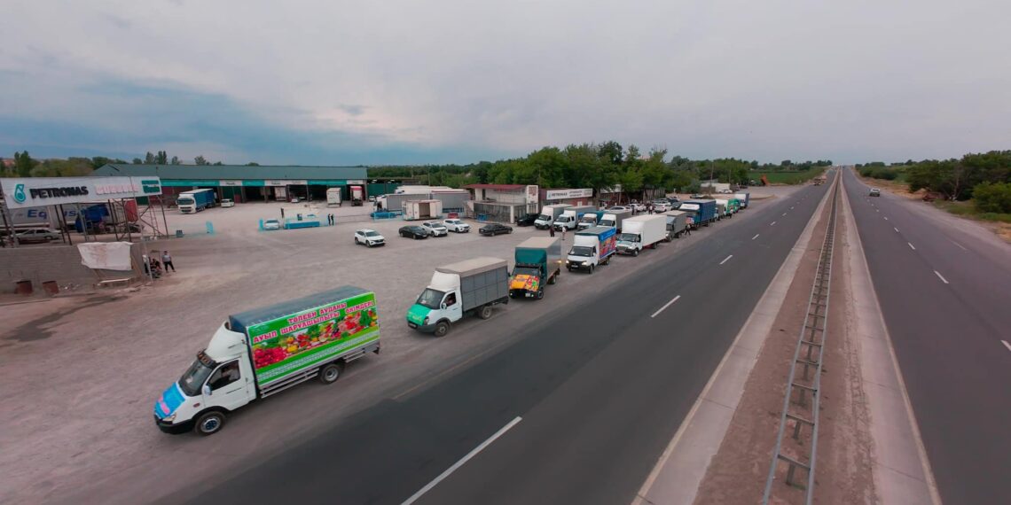ТҮРКІСТАННАН АҚМОЛАҒА: ЖӘРМЕҢКЕГЕ 200 ТОННАДАН АСТАМ ӨНІМ ТИЕЛГЕН КЕРУЕН ЖОЛҒА ШЫҚТЫ