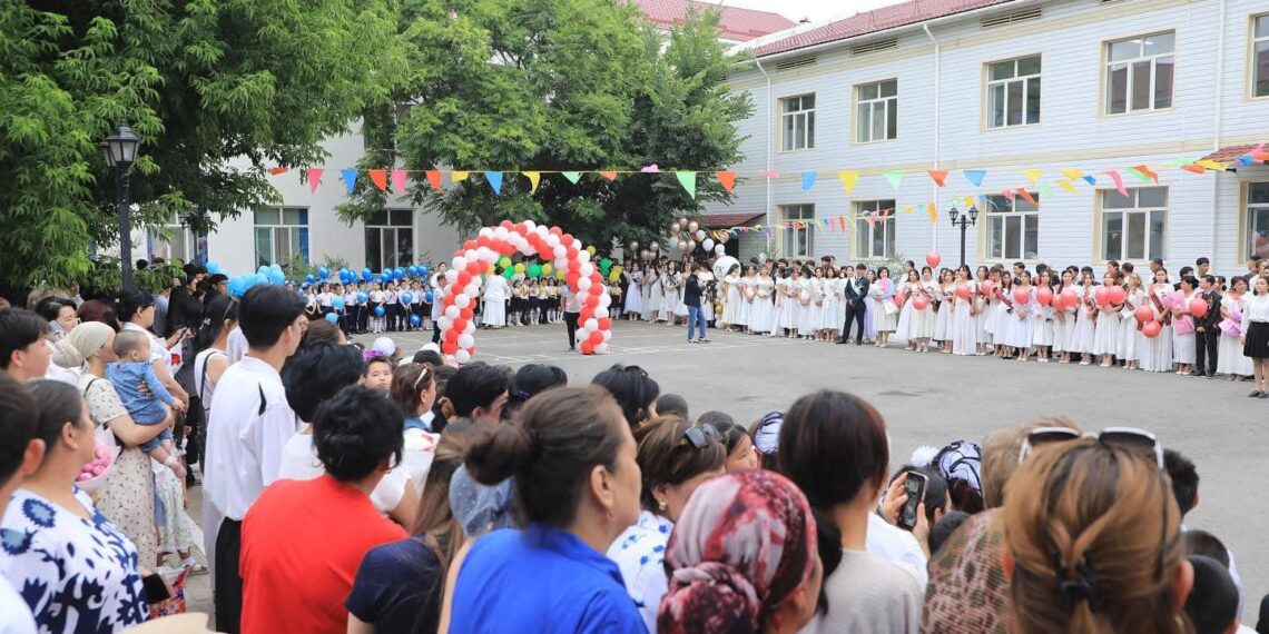 «СОҢҒЫ ҚОҢЫРАУ»: АРЫСТА 1249 ОҚУШЫ МЕКТЕП БІТІРДІ