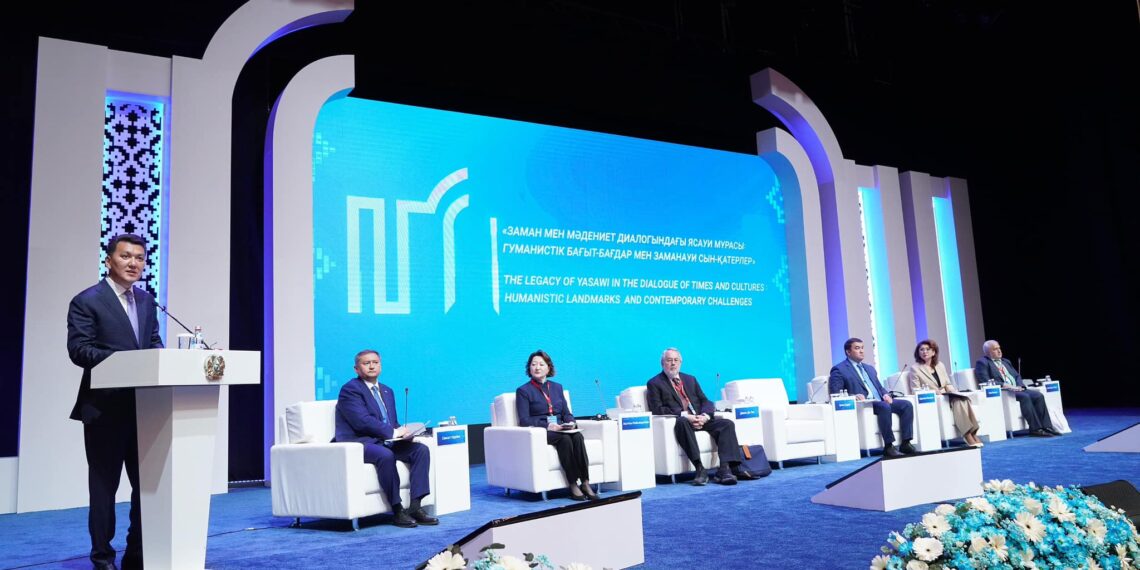 МЕМЛЕКЕТТІК КЕҢЕСШІ «ЗАМАН МЕН МӘДЕНИЕТ ДИАЛОГЫНДАҒЫ ЯСАУИ МҰРАСЫ: ГУМАНИСТІК БАҒЫТ-БАҒДАР МЕН ЗАМАНАУИ СЫН-ҚАТЕРЛЕР» АТТЫ ХАЛЫҚАРАЛЫҚ СИМПОЗИУМҒА ҚАТЫСТЫ