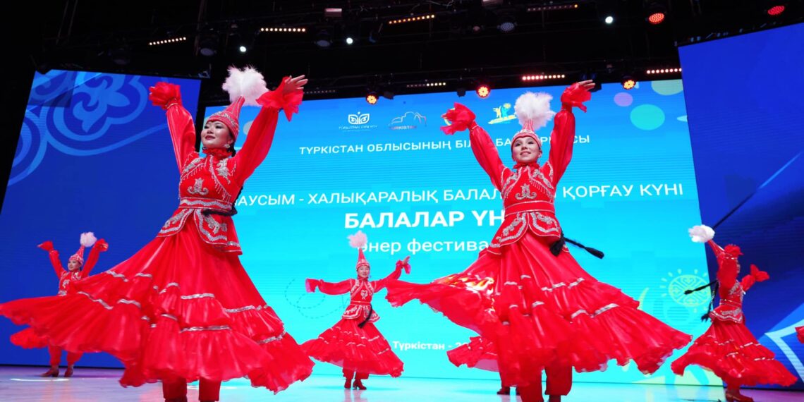 ТҮРКІСТАН: «БАЛАЛАР ҮНІ» ФЕСТИВАЛІНДЕ 600-ДЕН АСТАМ БАЛА ӨНЕР КӨРСЕТТІ