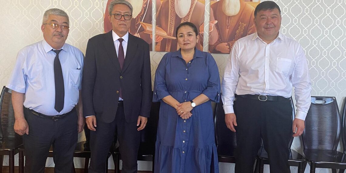 Аудан әкімі Арман Қарсыбаев өнер майталманы Гүлшат Тутованы қабылдады