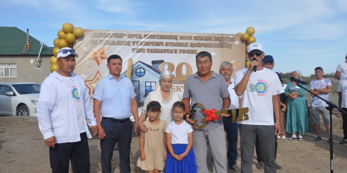 ШАРДАРА: ҚОССЕЙІТТІК ТҮЛЕКТЕР АУЫЛ ТҰРҒЫНЫНА ҮЙ СЫЙЛАДЫ