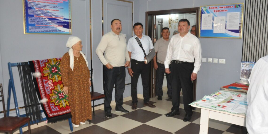 АУДАН ӘКІМІ «ҚАСИЕТ» ӘЛЕУМЕТТІК ҚЫЗМЕТ КӨРСЕТУ ОРТАЛЫҒЫНЫҢ ЖҰМЫСЫМЕН ТАНЫСТЫ