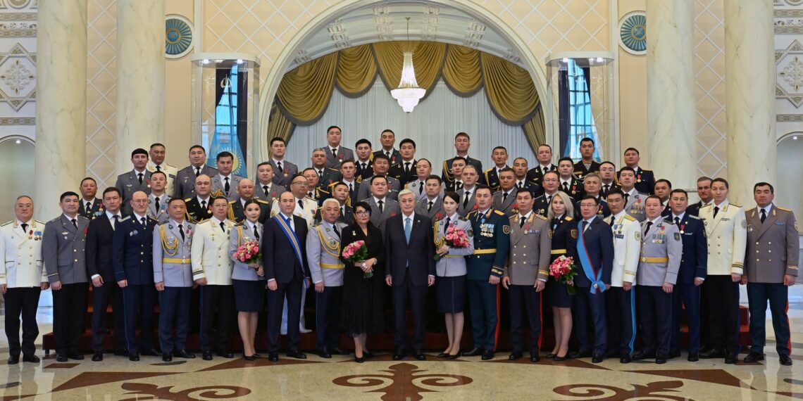 Президент Қасым-Жомарт Тоқаев мемлекеттік наградалар, жоғары әскери және арнаулы атақтар, сыныптық шендер тапсыру рәсіміне қатысты