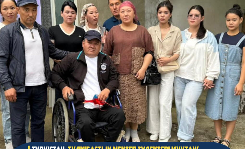 ТҮРКІСТАН: ТҮЛКІБАСТЫҚ МЕКТЕП ТҮЛЕКТЕРІ МҰҚТАЖ ОТБАСЫҒА БАСПАНА СЫЙЛАДЫ