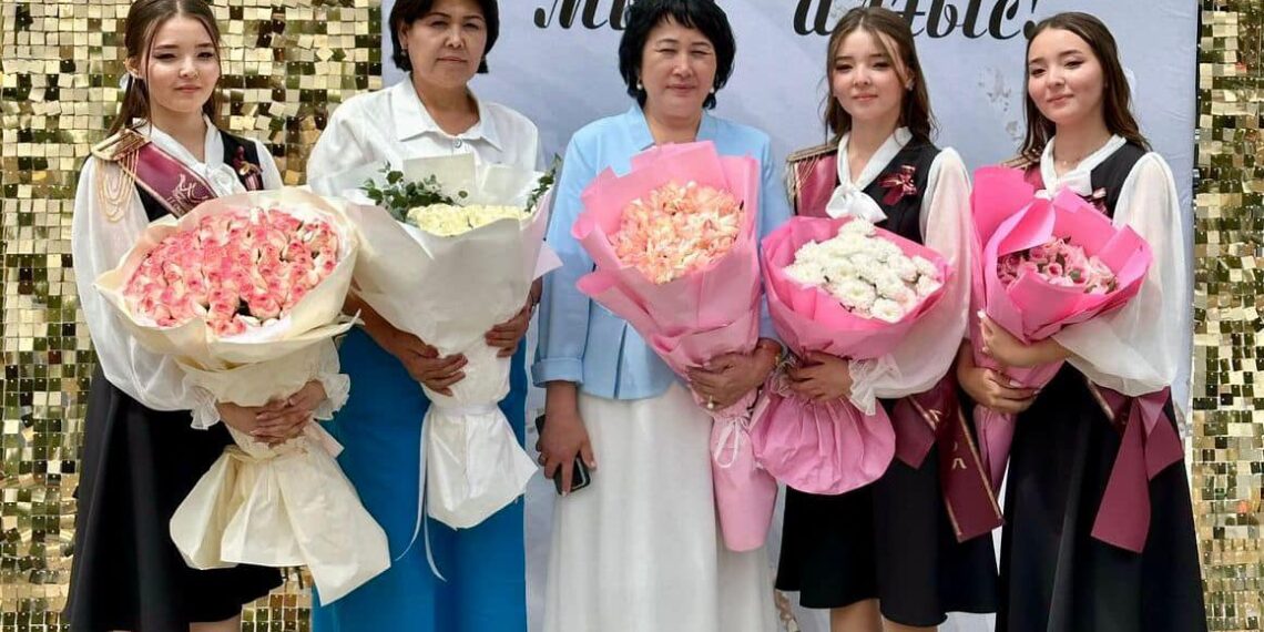 ТҮРКІСТАН: БІР МЕКТЕПТЕН ТҮЛЕП ҰШҚАН ҮШЕМ ЖАҢА ӨМІРГЕ ҚАДАМ БАСТЫ