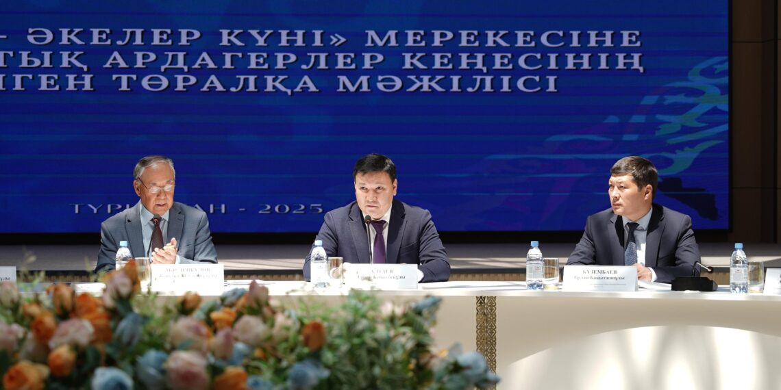 ТҮРКІСТАНДА ӘКЕЛЕР КҮНІНЕ ОРАЙ АРДАГЕРЛЕР КЕҢЕСІНІҢ КЕҢЕЙТІЛГЕН  МӘЖІЛІСІ ӨТТІ