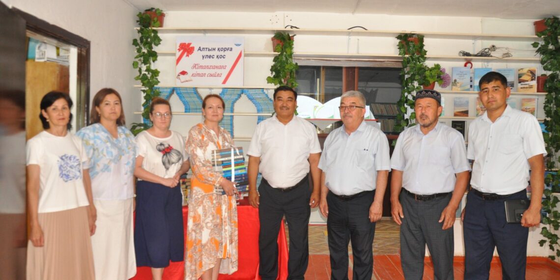 ЖЕРЛЕСІМІЗ АУДАНДЫҚ КІТАП ҚОРЫНА 100 КІТАПТЫ СЫЙҒА ТАРТТЫ