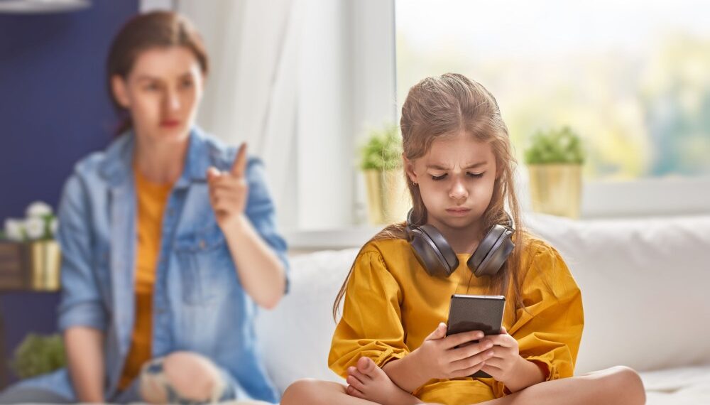 Балаларды кибербуллинг пен киберқауіптерден қалай қорғауға болады: ата-аналарға арналған ұсынымдар