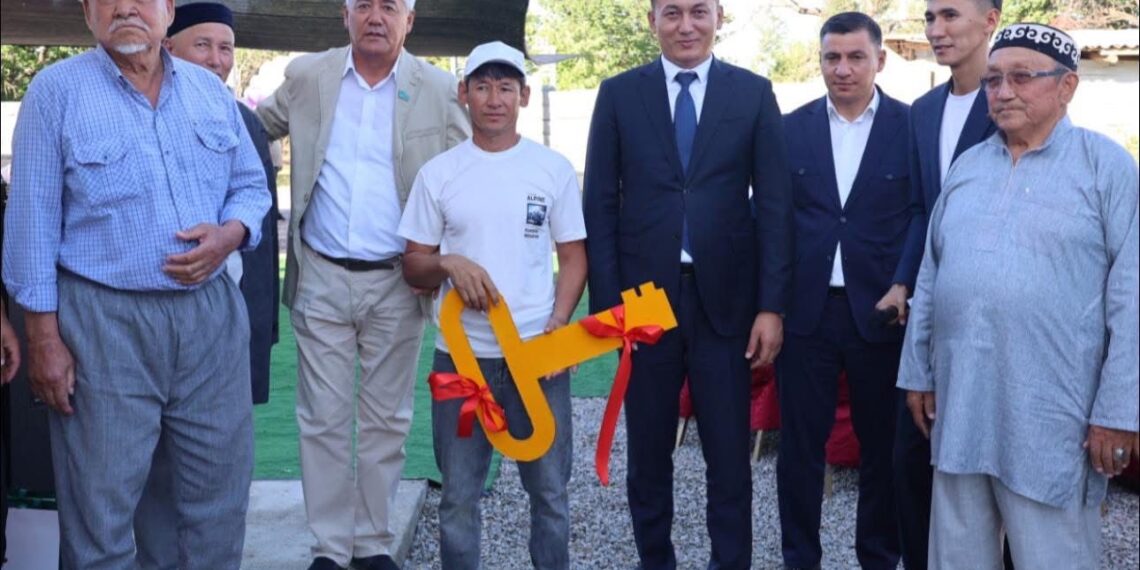 Саурандық түлектер бір отбасыға баспана сыйлады