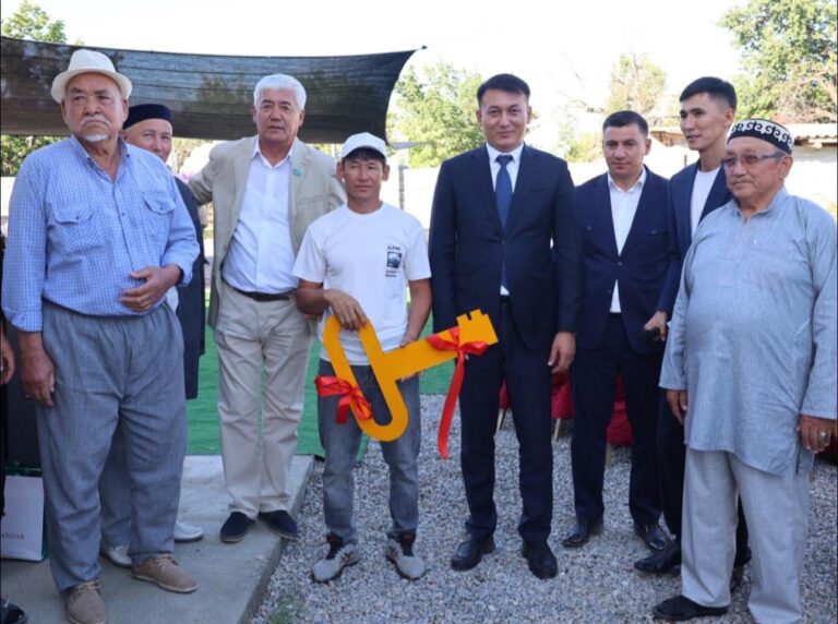 Саурандық түлектер бір отбасыға баспана сыйлады