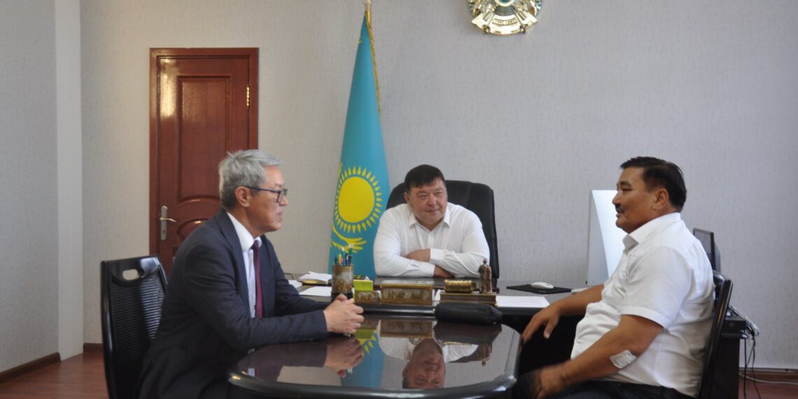 АУДАН ӘКІМІ ЕЛ ДАМУЫНА СҮБЕЛІ ҮЛЕС ҚОСҚАН АРДАГЕР АЗАМАТПЕН КЕЗДЕСТІ